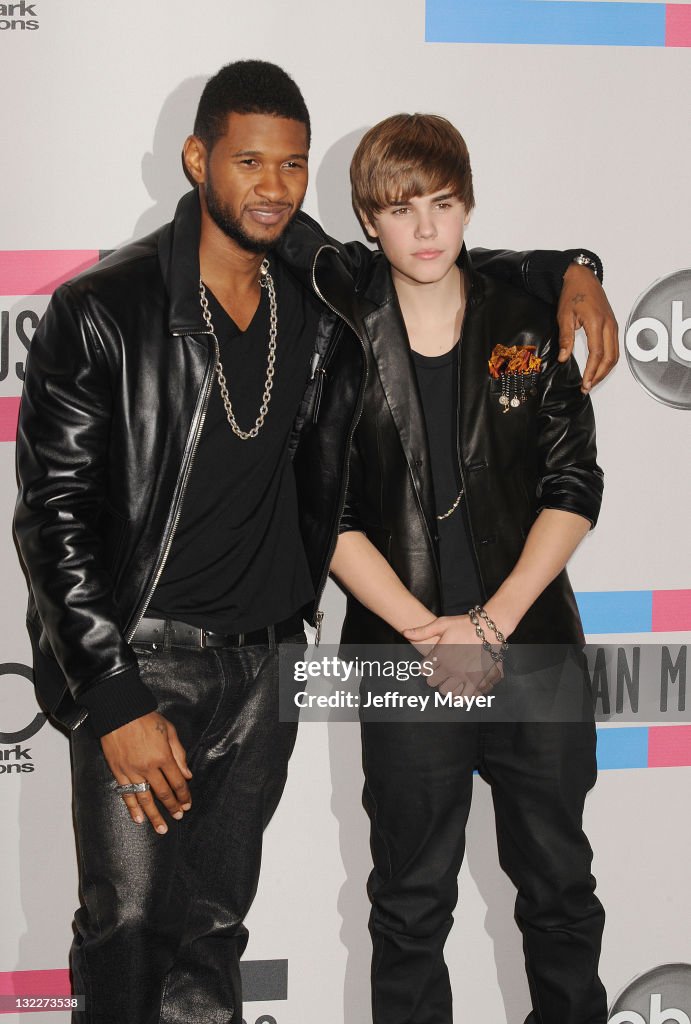 2010 American Music Awards - Press Room