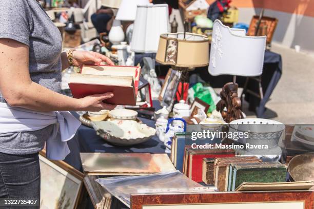 woman making purchases at the flea market - rastro fotografías e imágenes de stock