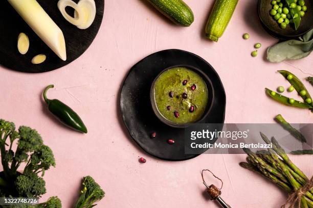 healthy green soup mix - food styling fotografías e imágenes de stock
