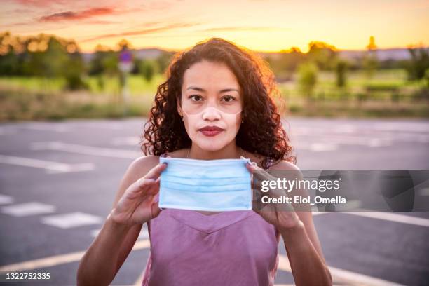 jonge vrouw met sunburn tan lijnen na het dragen van gezichtsmasker - funny surgical masks stockfoto's en -beelden