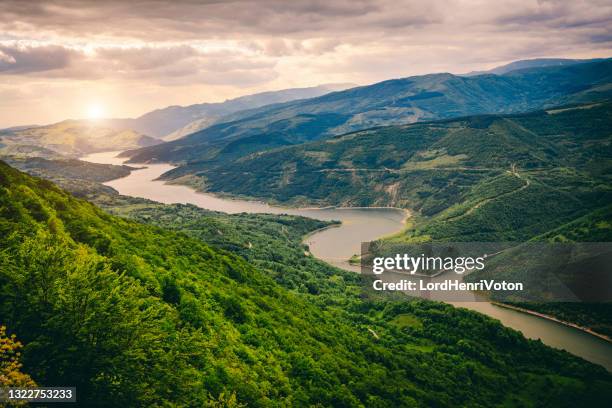 beautiful view of the meandering river - winding river stock pictures, royalty-free photos & images