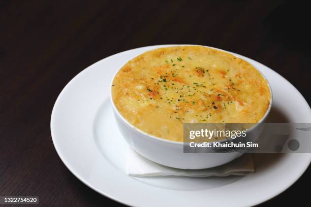 french onion soup - onion soup stock pictures, royalty-free photos & images