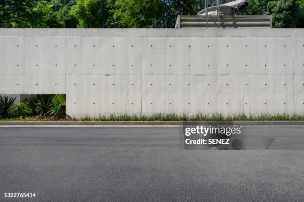 empty parking lot - building block copy space stock-fotos und bilder