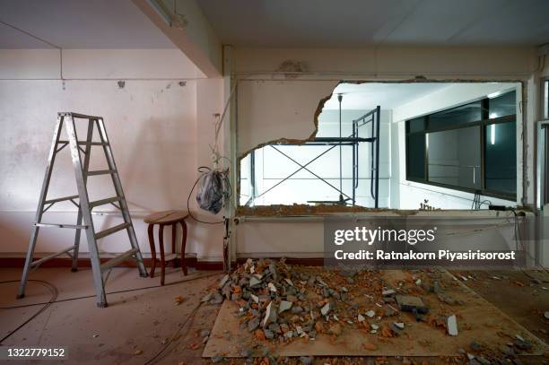 room under renovation with window. - restaurar imagens e fotografias de stock
