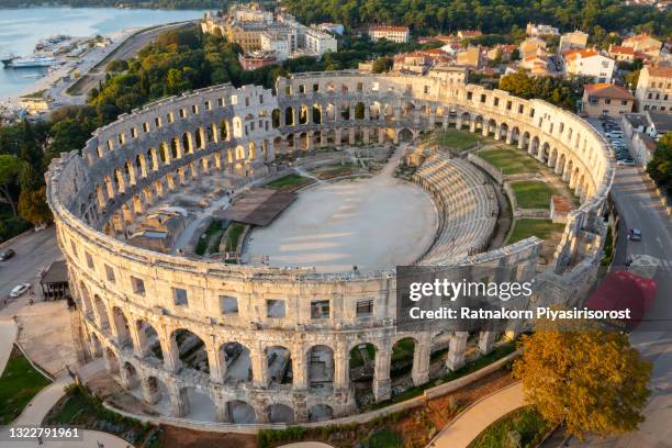 aerial view of sunset scene of pula city and the pula arena is a roman amphitheater located in pula, croatia - adriatico stadium fotografías e imágenes de stock