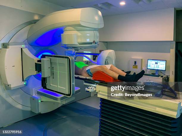 hogere volwassen mannetje dat radiotherapie voor prostaatkanker ondergaat: - prostate cancer screen stockfoto's en -beelden