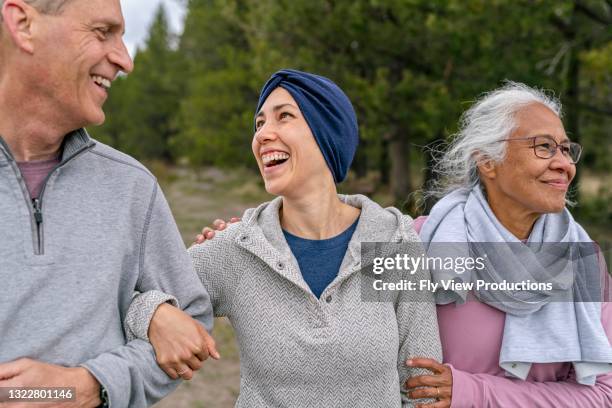 femme en rémission appréciant le temps avec sa famille - leucémie photos et images de collection