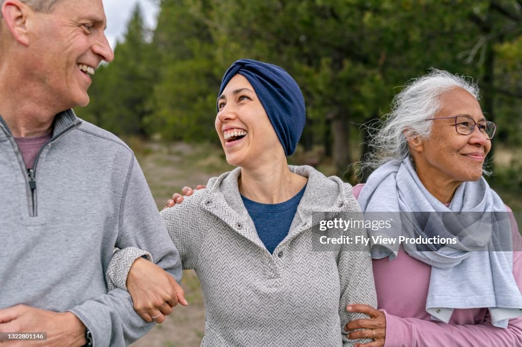 Kvinna i eftergift uppskattar tid med sin familj