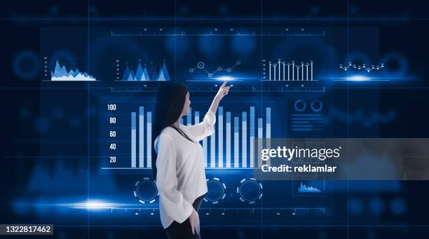 mani di uomo d'affari che analizza i dati di vendita e grafico della crescita economica sullo schermo di tablet e ologrammi. strategia aziendale e dati digitali, tecnologia aziendale, marketing digitale. - separè foto e immagini stock