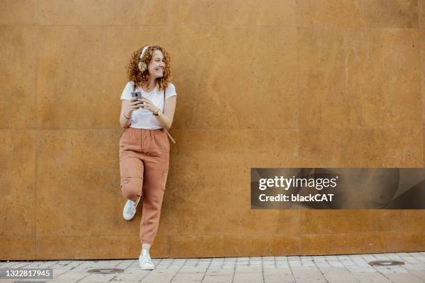 portrait d’une jeune femme rousse utilisant un téléphone portable - rue 21 photos et images de collection