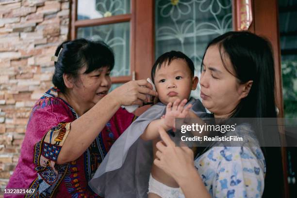 grandmother giving her grandson haircut at home - glamourous granny 個照片及圖片檔