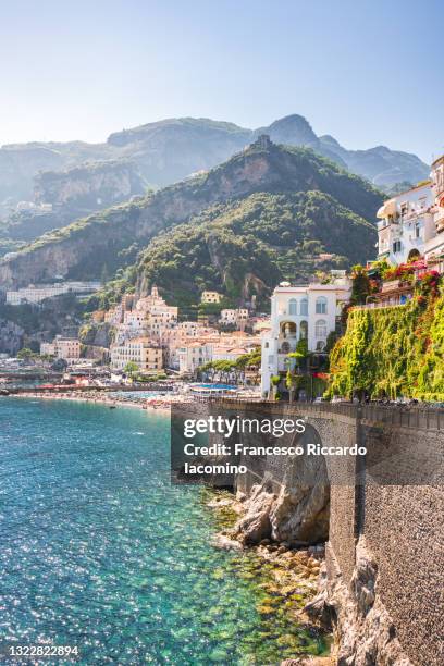 amalfi town from atrani, amalfi coast, campania, sorrento, italy. view of the town and the seaside - sorrento imagens e fotografias de stock