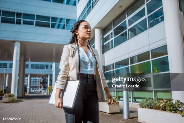 una mujer de negocios profesional de etnia negra - processes fotografías e imágenes de stock