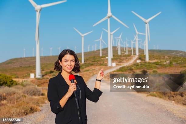 記者在風力渦輪機中採訪可再生能源。新聞業，直播概念。 - tv reporter 個照片及圖片檔