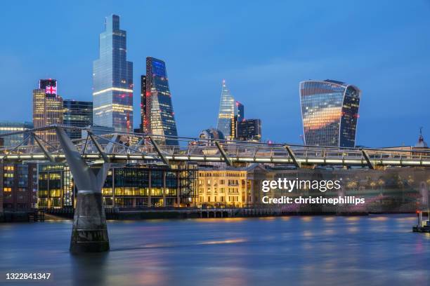 city of london skyline with millennium bridge, london, england, uk - millennium bridge stockfoto's en -beelden