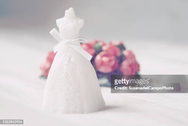 close-up of a communion dress candle and flowers on a table - comunhão imagens e fotografias de stock