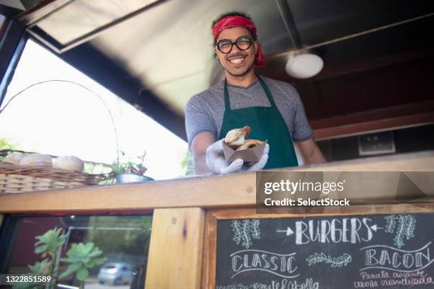 happy man working in a food truck - street food truck 個照片及圖片檔