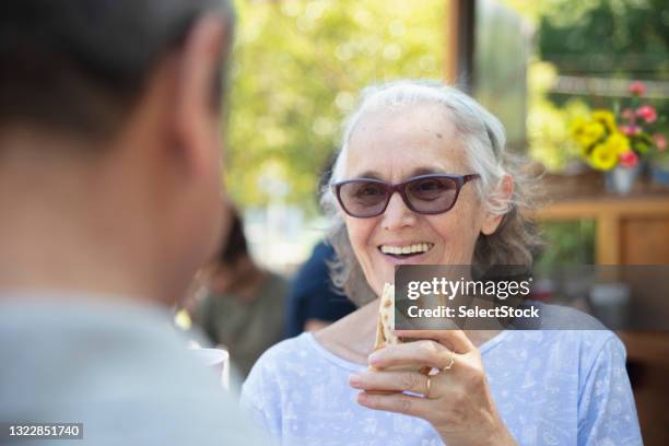 pareja de ancianos divirtiéndose al aire libre - empanadas fotografías e imágenes de stock
