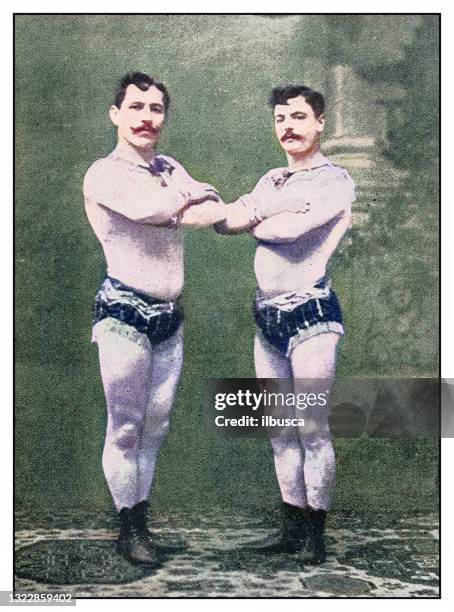 illustrations, cliparts, dessins animés et icônes de photo antique: acrobates d’artistes de cirque - acrobate