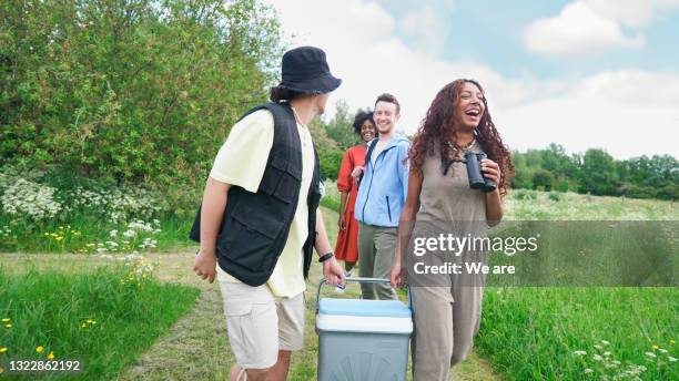 summer picnic adventure - vie sociale photos et images de collection