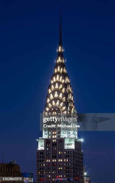 night view of chrysler building in new york - chrysler building stockfoto's en -beelden