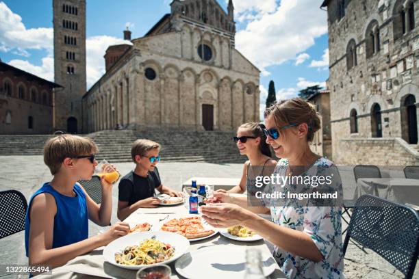 familie die van lunch geniet een italiaans restaurant - pizza italy restuarant stockfoto's en -beelden