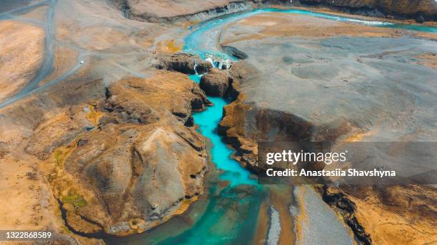 vista aérea panorámica del aparcamiento en la remota cascada de color turquesa en el cañón de la montaña en islandia - riverbed fotografías e imágenes de stock