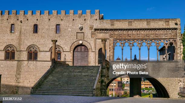 a porta principal e a loggia do palácio dos papas na cidade medieval de viterbo - província de viterbo - fotografias e filmes do acervo