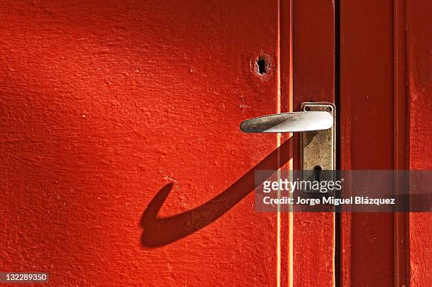 close-up red door - jorge miguel blázquez fotografías e imágenes de stock