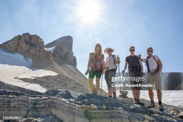 familia de montañeros relajarse en la cornisa de alta montaña - sierra capri fotografías e imágenes de stock