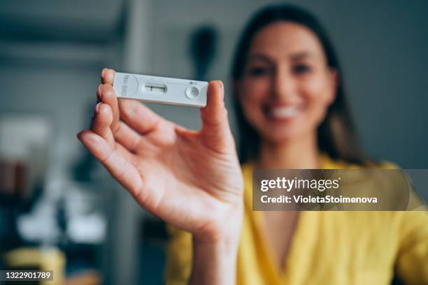 resultado negativo de la prueba mediante el uso de un dispositivo de prueba rápida para covid-19. - equipo de autodiagnóstico fotografías e imágenes de stock
