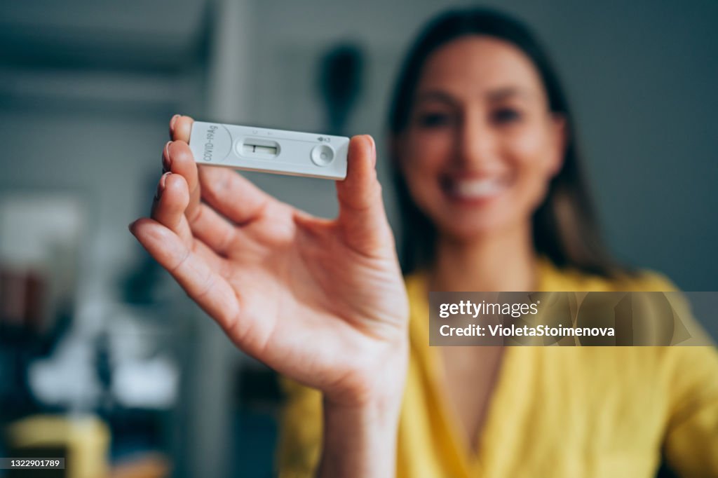 Resultado negativo do teste usando dispositivo de teste rápido para COVID-19.