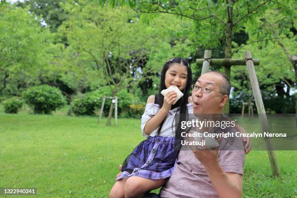 father and child taking a break eating sandwich together - 父の日　日本 ストックフォトと画像