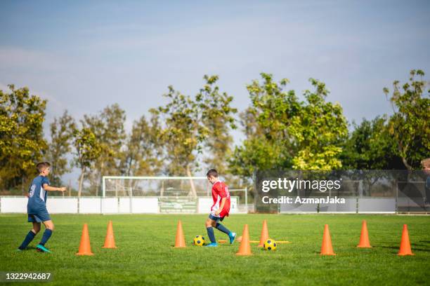 青少年前男足球運動員做訓練演習 - sports training drill 個照片及圖片檔