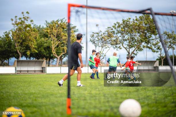 boy footballers idade 11-16 anos jogando jogo de treino - 12 13 years photos - fotografias e filmes do acervo