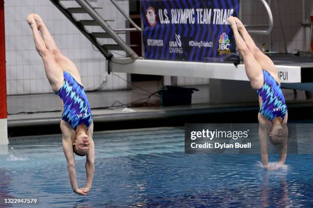 Synchronized Diving Events S Synchro Diving On The Women Photos and Premium High Res Pictures ...