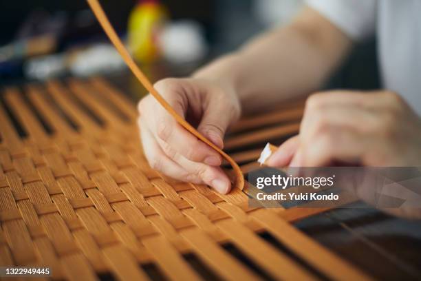 making japanese baskets by japanese. - kunst und kunsthandwerk stock-fotos und bilder