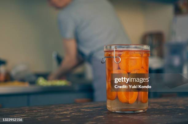 apricot syrup. - damasco fruta - fotografias e filmes do acervo