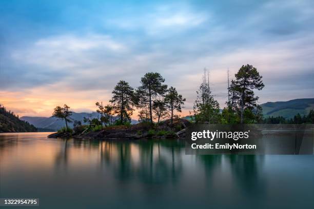 tramonto sul lago cowichan - riva del lago foto e immagini stock