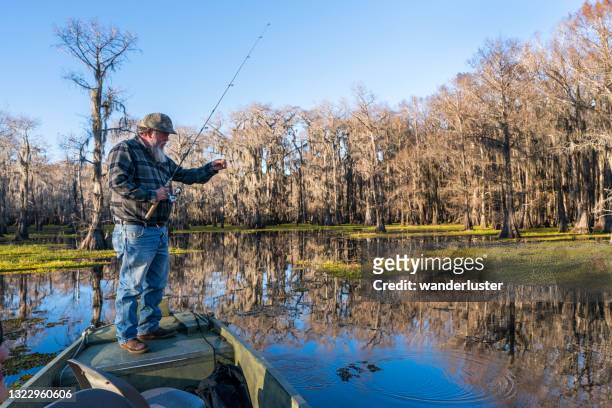 vissen op caddo lake, tx - louisiana swamp stockfoto's en -beelden