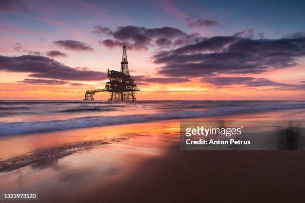 oil platform at sea at sunset. world oil industry - motor oil 個照片及圖片檔