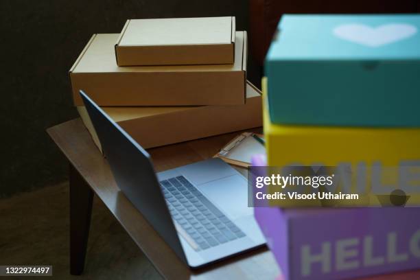 home business online seller,cardboard parcel delivery box. - cardboard vr stock pictures, royalty-free photos & images