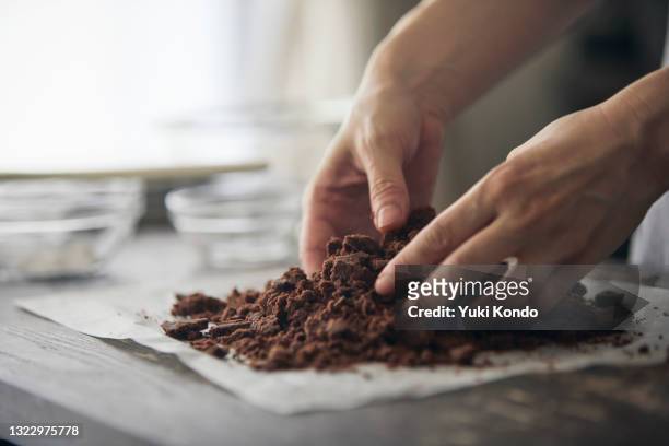a woman's hands making pastries in the kitchen. - polvo de cacao fotografías e imágenes de stock