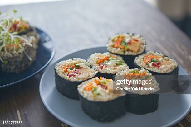 two kinds of sushi rolls. - maki sushi 個照片及圖片檔