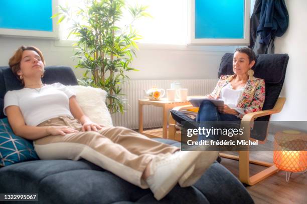 a teenage girl at her psychotherapist - psychiatrist's couch stock pictures, royalty-free photos & images