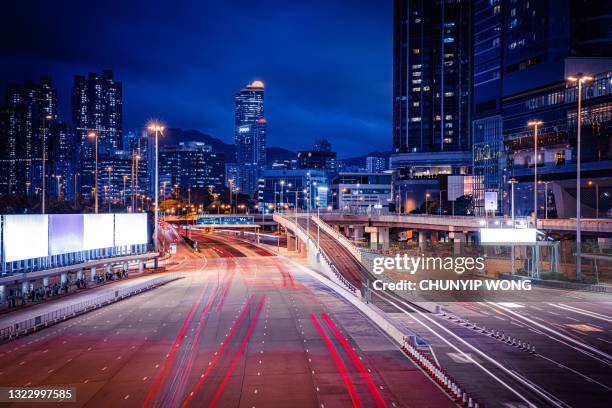 mautstelle an der western harbour crossing, hongkong - fahrzeuglicht stock-fotos und bilder