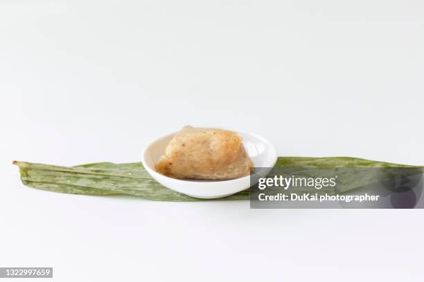 traditional chinese rice dumpling (zongzi). - folha de bambu - fotografias e filmes do acervo