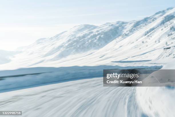 winter snow curved road - snow covered road stockfoto's en -beelden