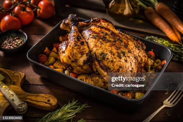 pollo asado con algunas verduras en un plato de hornear - pollo asado fotografías e imágenes de stock