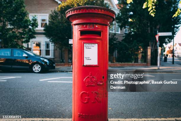 red post box - london england stockfoto's en -beelden